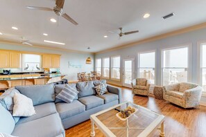 TV, fireplace, DVD player, stereo - Spacious 6 BR Gulf Front Home (Fort Morgan)