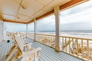 Property grounds - Spacious 6 BR Gulf Front Home (Fort Morgan)