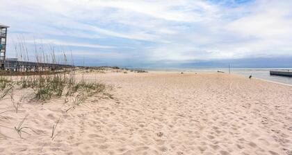 Dog-friendly house with private pool - dock and fishing pier available