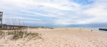 Dog-friendly house with private pool - dock and fishing pier available