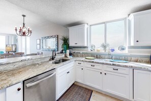 Fridge, microwave, oven, stovetop - 11th Floor, Bayfront Condo w Amazing Views plus Shared Pools, Tennis, & Gym (Fort Morgan)