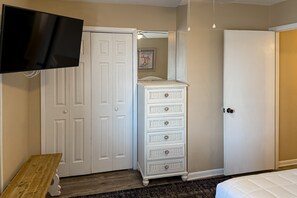 2 bedrooms, iron/ironing board, WiFi, bed sheets - Spacious condo with views of the gulf, near beaches, features shared pool (Gulf Shores)