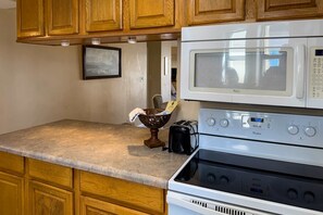 Fridge, microwave, oven, stovetop - Spacious condo with views of the gulf, near beaches, features shared pool (Gulf Shores)