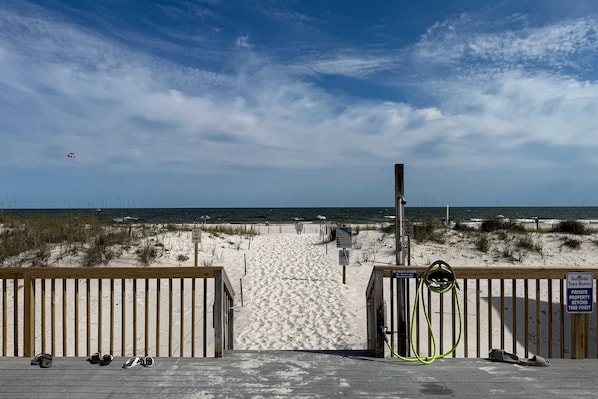 På stranden