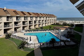 Pool - Spacious condo with views of the gulf, near beaches, features shared pool (Gulf Shores)
