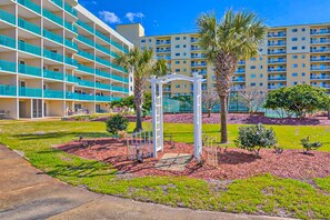 Property grounds - Oceanfront condo with Gulf-view balcony, beach access, pool, WiFi, & central AC (Fort Morgan)