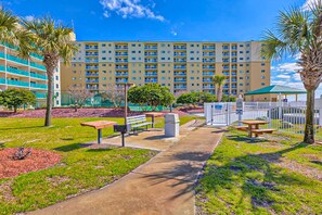 Outdoor dining - Oceanfront condo with Gulf-view balcony, beach access, pool, WiFi, & central AC (Fort Morgan)