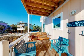Property grounds - Dog-friendly beach house, just a short walk to the beach and access to shared pool and tennis courts. (Fort Morgan)
