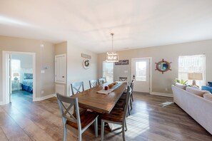Dining - Dog-friendly beach house, just a short walk to the beach and access to shared pool and tennis courts. (Fort Morgan)