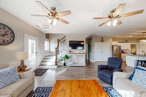TV, table football - Dog-friendly beach house, just a short walk to the beach and access to shared pool and tennis courts. (Fort Morgan)