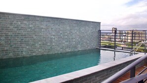 En pool på taket med fri utsikt över stadsbilden i bakgrunden.