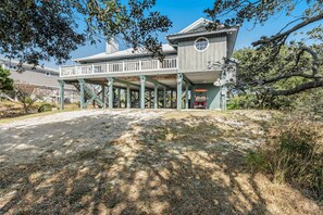 Exterior - Newly renovated, bright & chic Home with private deck, grill & near the beach (Fort Morgan)