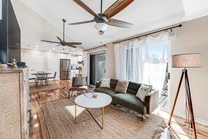TV, fireplace, DVD player - Newly renovated, bright & chic Home with private deck, grill & near the beach (Fort Morgan)
