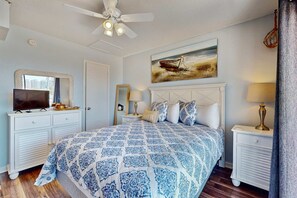 2 bedrooms, iron/ironing board, WiFi, bed sheets - Beautiful condo with shared pools, full kitchen, private washer dryer (Gulf Shores)