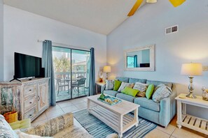 TV, offices - Beautiful condo with shared pools, full kitchen, private washer dryer (Gulf Shores)