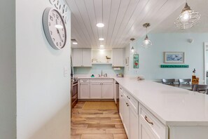 Fridge, microwave, oven, stovetop - Absolute Gulf-front condo with beach view and pool (Gulf Shores)