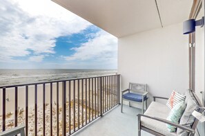 Property grounds - Absolute Gulf-front condo with beach view and pool (Gulf Shores)