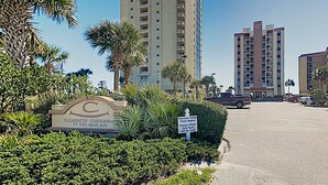 Un edificio alto con un letrero que indica 'Clearwater Condominium 517 East Beach Blvd.'