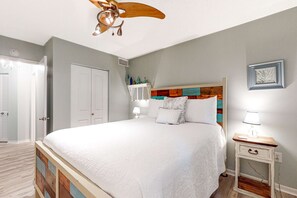 1 bedroom, iron/ironing board, WiFi, bed sheets - Centrally Located Oasis | Pool & Covered Balcony | Walk 1 Block to Beach (Gulf Shores)