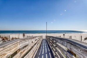On the beach - Close to Beach The Colonnades, Stellar Gulf-Front Gem, Pool, Sauna, Gym (Gulf Shores)