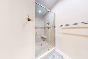 Shower, towels - Dog-Friendly Condo with Shared Pool, Central AC, & Free High-Speed WiFi (Gulf Shores)