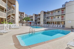 Pool - Partial lagoon-view charming condo with beach access minutes away (Gulf Shores)
