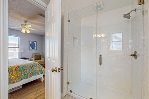 Shower, towels - Spacious, Gulf-front vacation home with covered deck & beach access (Gulf Shores)