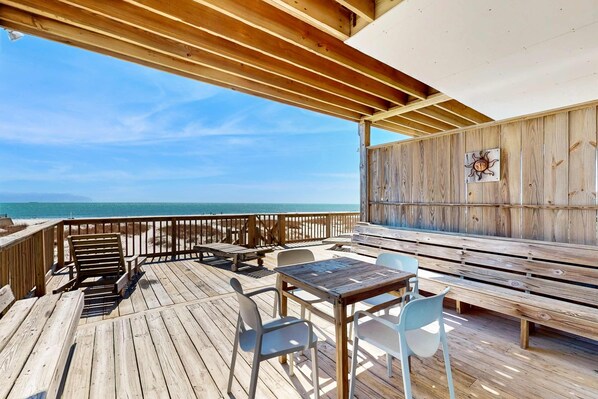 Outdoor dining - Two homes in one - beachfront, Gulf-view decks, central AC & washer dryers (Gulf Shores)