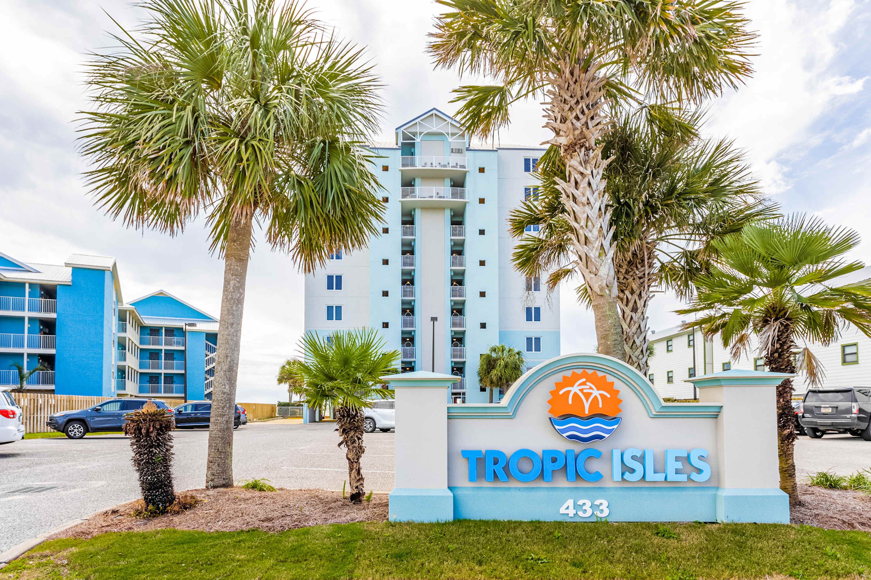 Placa de hotel com 'Tropic Isles' e o número 433.