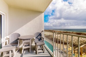 Outdoor dining - Gulf front, corner condo w a private balcony plus a shared beachside pool (Gulf Shores)