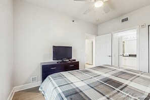 3 bedrooms, iron/ironing board, WiFi, wheelchair access - Gulf front condo with community outdoor & indoor pool, hot tub & fitness center (Gulf Shores)