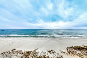 On the beach - Gulf front condo with community outdoor and indoor pools, hot tub, and sauna (Gulf Shores)