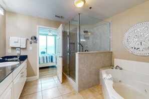 Shower, towels - Beachfront corner penthouse w/ amazing view, balcony & shared pools/hot tubs (Gulf Shores)