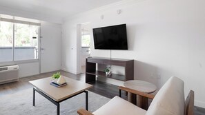 Smart TV - Landing | Stylish 1BD, Clubhouse, Gym (Kissimmee)