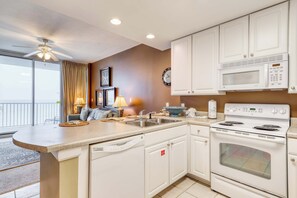 Fridge, microwave, oven, stovetop - Beachfront condo w/ balcony, indoor & outdoor pools, sauna & hot tubs (Gulf Shores)
