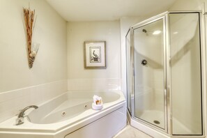 Shower, towels - Beachfront condo w/ balcony, indoor & outdoor pools, sauna & hot tubs (Gulf Shores)