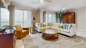 Ein Wohnzimmer mit einer Couch, einem Couchtisch und einem Schreibtisch mit einer Lampe.