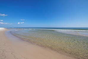 On the beach - Condo with great views, two pools, & private balcony - near attractions (Gulf Shores)