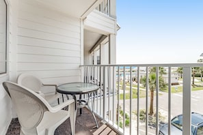 Outdoor dining - Condo by the beach with Gulf views plus shared pool (Fort Morgan)