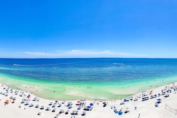 On the beach - Waterfront condo w/ swim through indoor/outdoor community pools, hot tub & sauna (Gulf Shores)