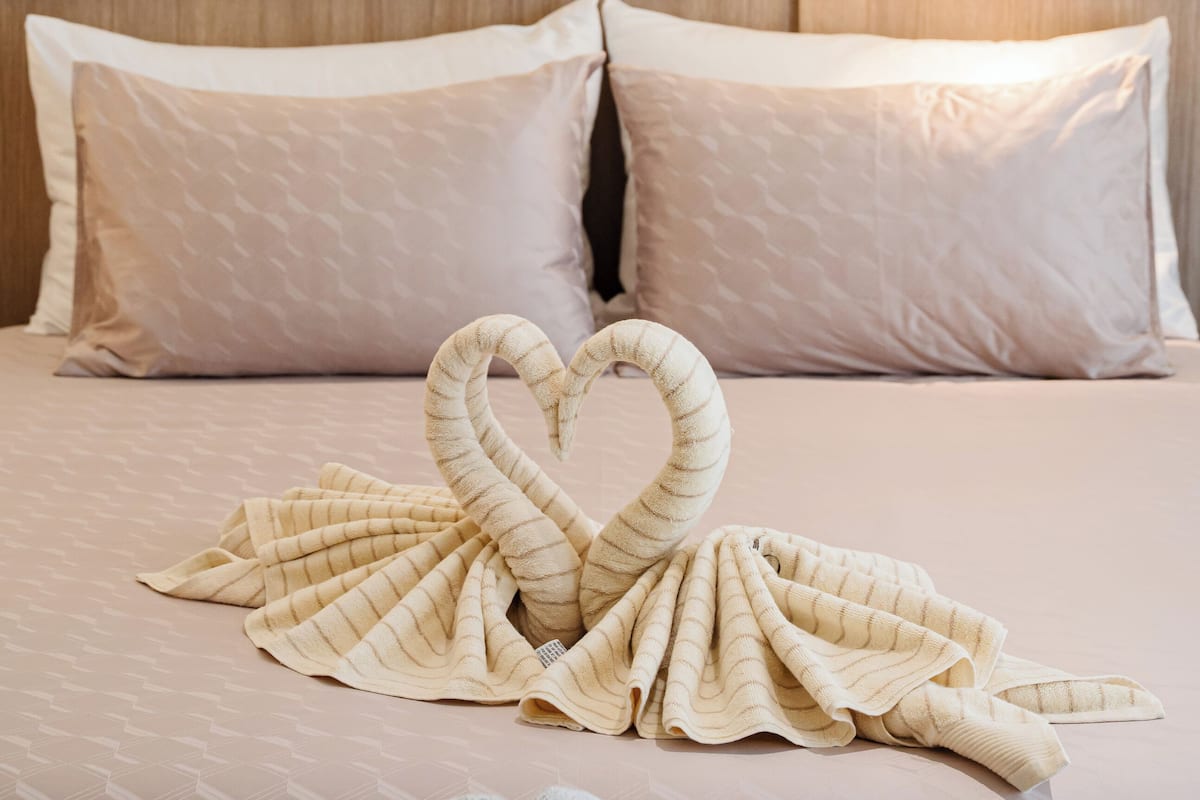 Rom, bassengutsikt | Safe på rommet, blendingsgardiner og lydisolert