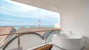 Single Room, Sea View | Living area