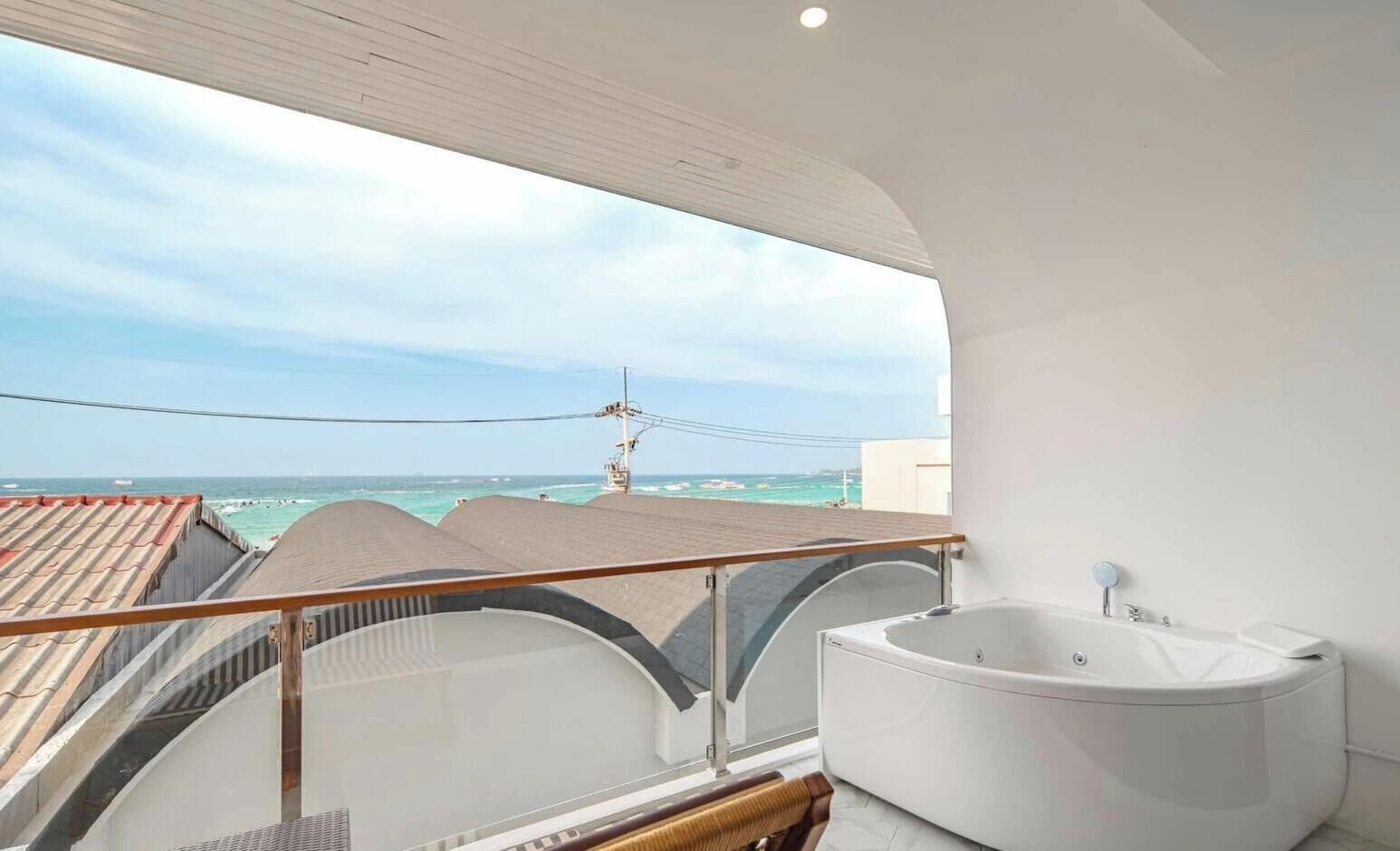 Single Room, Sea View | Living area