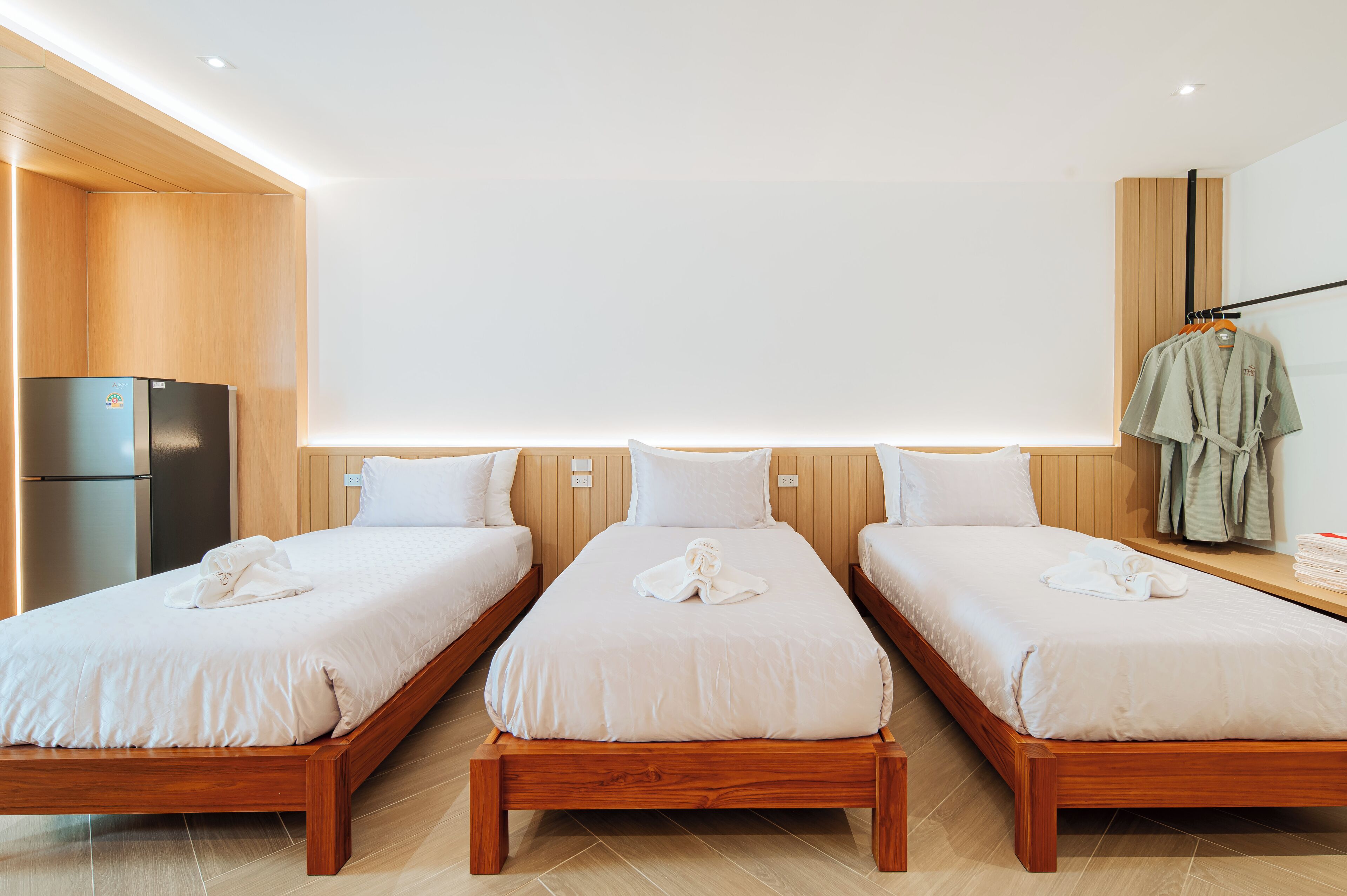 Camera familiare | Una cassaforte in camera, tende oscuranti, insonorizzazione