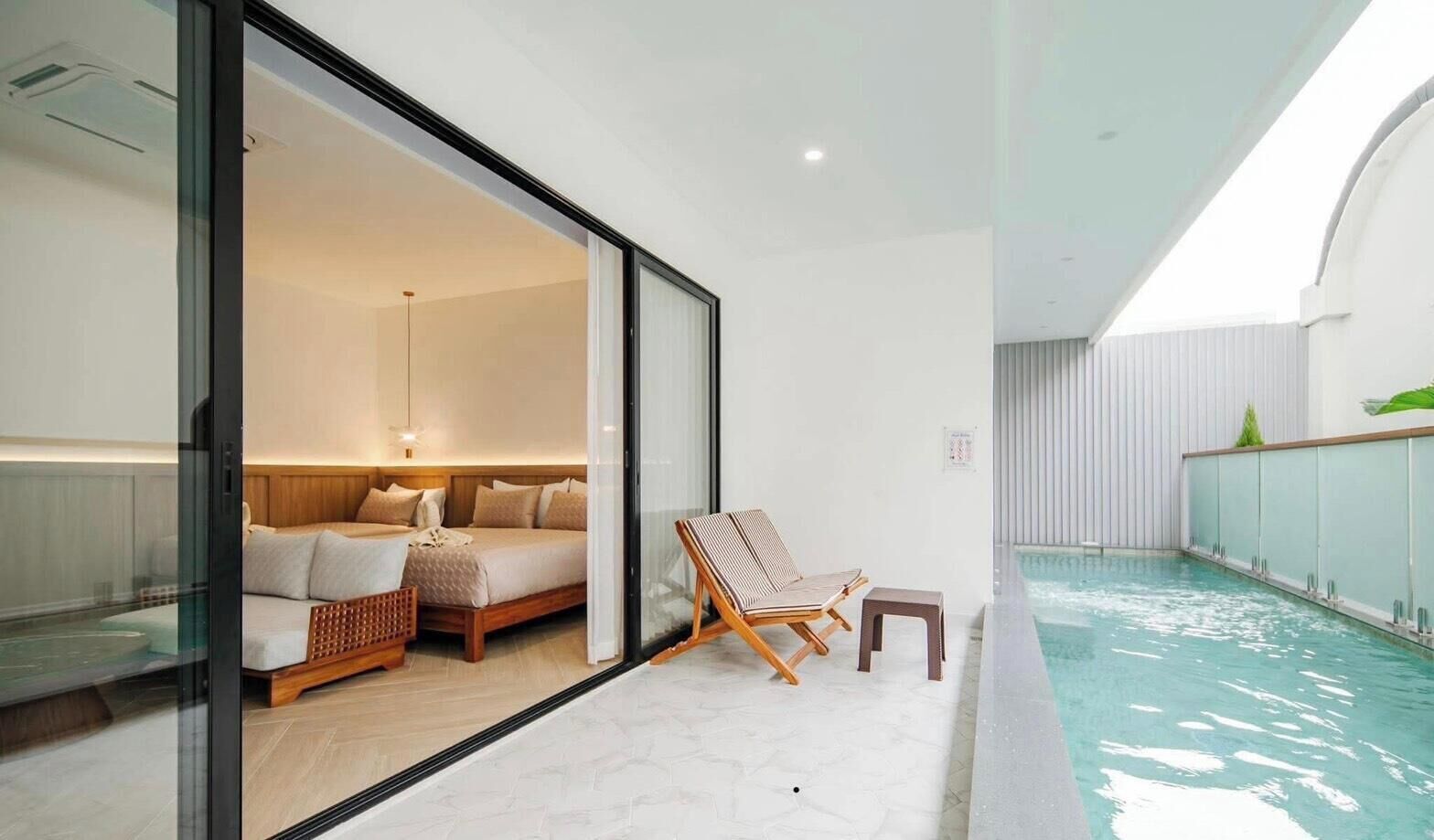 Quarto clássico, vista para a piscina | Área de estar