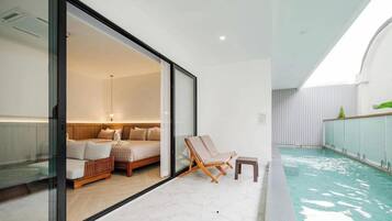 Quarto clássico, vista para a piscina | Área de estar