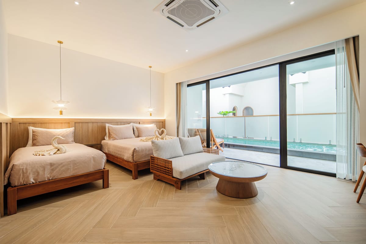 Rom – classic, bassengutsikt | Safe på rommet, blendingsgardiner og lydisolert