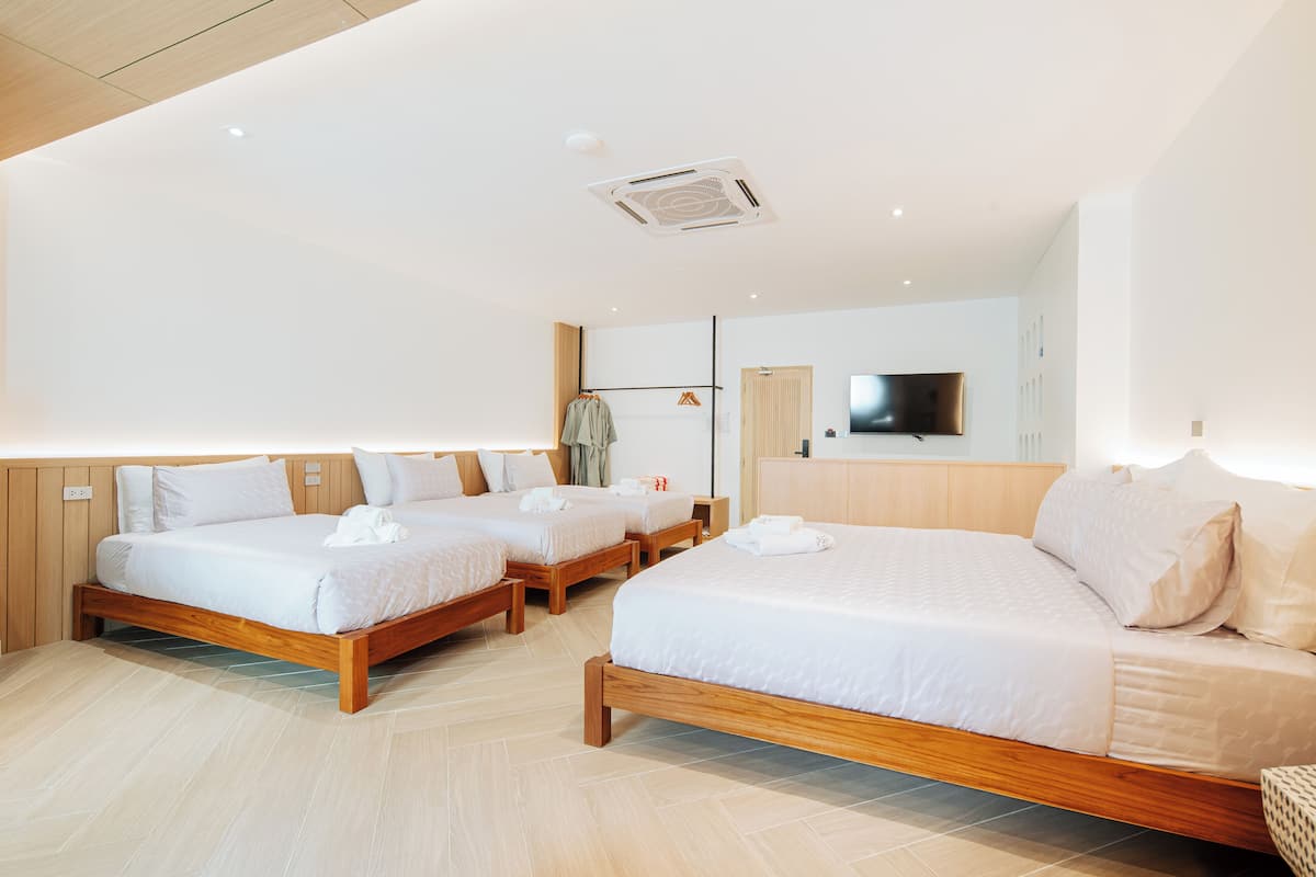 Familierom | Safe på rommet, blendingsgardiner og lydisolert