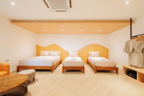 Familierom | Safe på rommet, blendingsgardiner og lydisolert