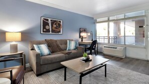 Smart TV - Landing | Stylish 1BD, Clubhouse, Gym (Kissimmee)